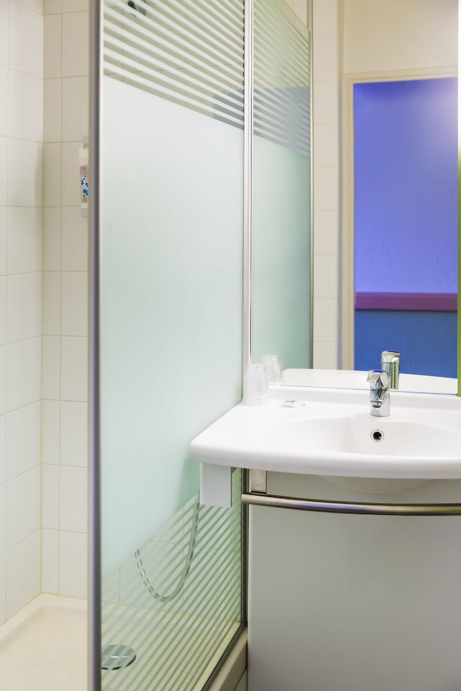Habitación con dos camas individuales del hotel Ibis Budget Toulouse Centre Gare. Foto 7