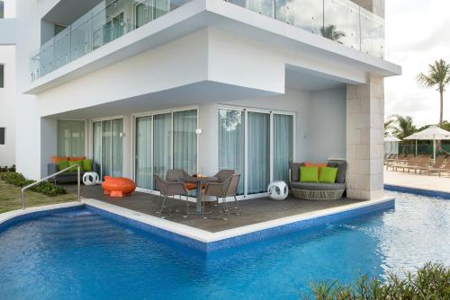 Suite Swank con acceso directo a la piscina envolvente del hotel Nickelodeon Hotels and Resorts Punta Cana, Gourmet All Inclusive By Karisma