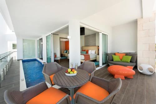 Suite Swank con piscina pequeña del hotel Nickelodeon Hotels and Resorts Punta Cana, Gourmet All Inclusive By Karisma