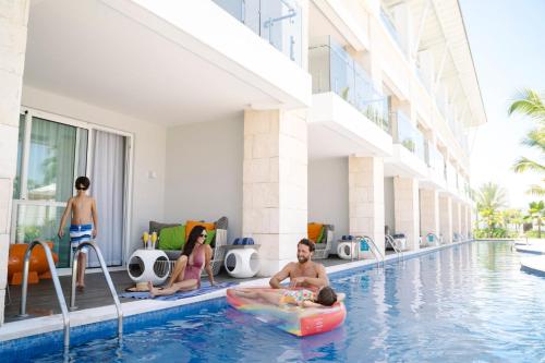 Suite Pad con acceso directo a la piscina del hotel Nickelodeon Hotels and Resorts Punta Cana, Gourmet All Inclusive By Karisma. Foto 3