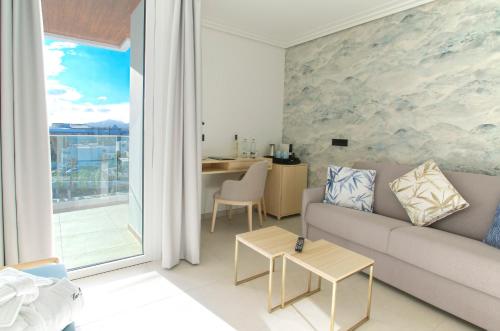 Junior suite Lujo Vista Piscina Vista Jardin Balcón o Terraza + Spa Sofá Cama incluido 1 Cama super king del hotel Lava Beach. Foto 2