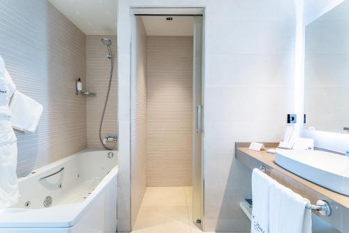 Suite Junior con vistas al jardín - Acceso al spa incluido del hotel Lava Beach. Foto 4