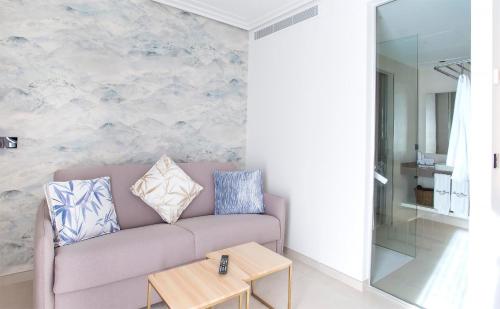 Suite Junior con vistas al jardín (2 adultos + 1 niño) - Acceso al spa incluido del hotel Lava Beach. Foto 1