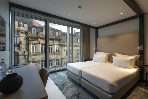 Habitación con vistas a la ciudad - 2 camas del hotel Porto Royal Bridges. Foto 6