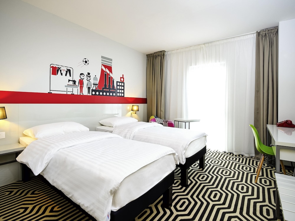 Habitación estándar con 2 camas individuales del hotel Ibis Styles Arad. Foto 1