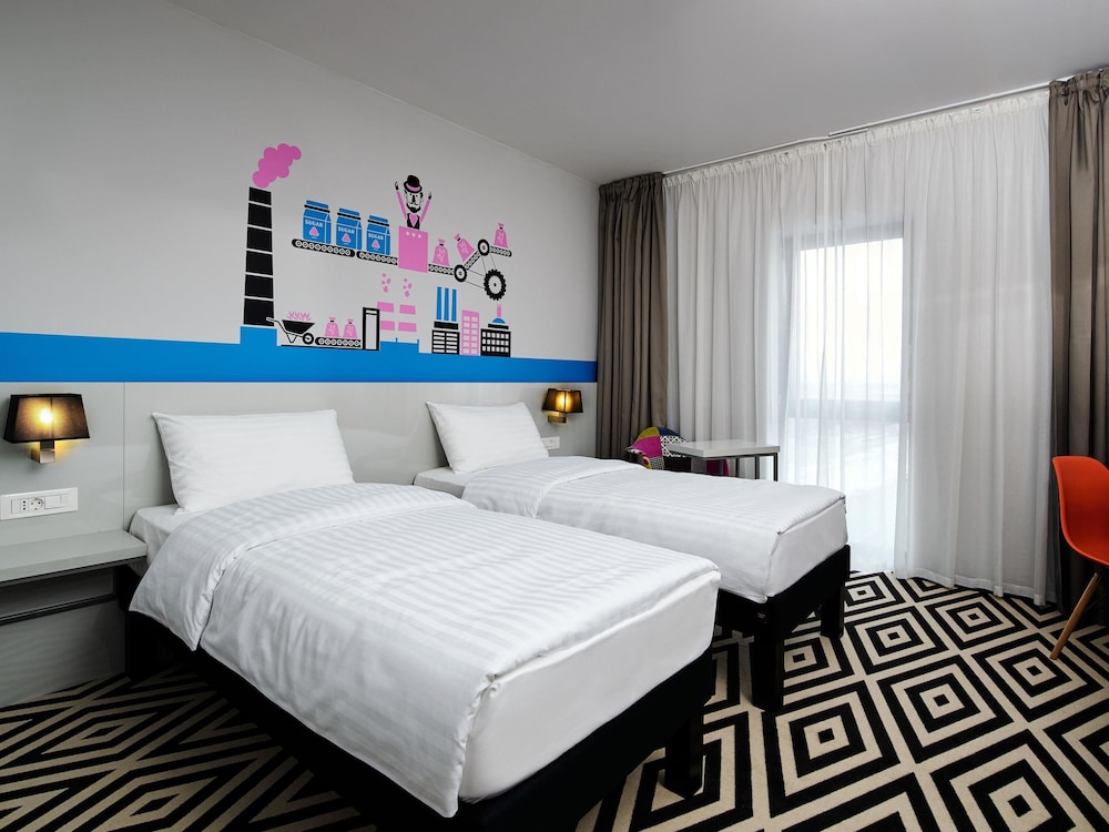 Habitación estándar con 2 camas individuales del hotel Ibis Styles Arad. Foto 2