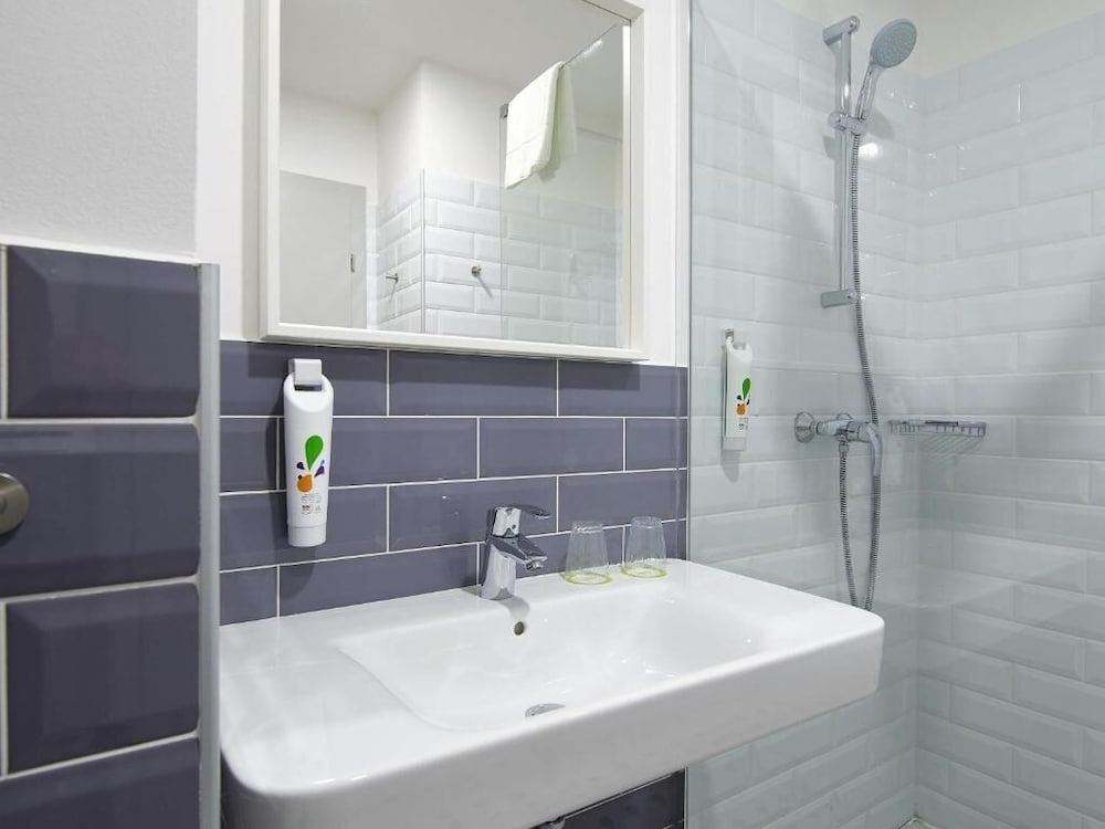 Habitación estándar con 2 camas individuales del hotel Ibis Styles Arad. Foto 3