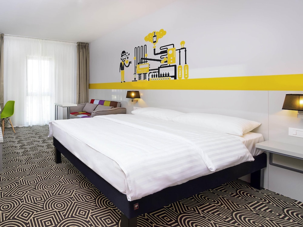 Habitación familiar con 1 cama doble y un sofá cama convertible del hotel Ibis Styles Arad