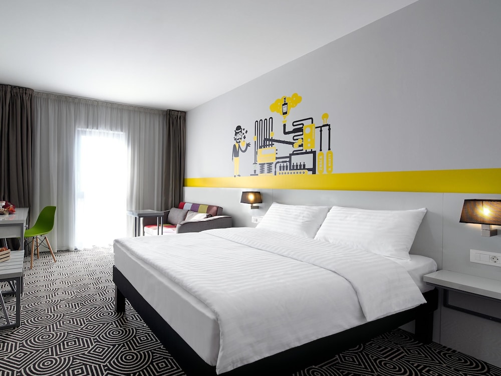 Habitación familiar con 1 cama doble y un sofá cama convertible del hotel Ibis Styles Arad. Foto 1