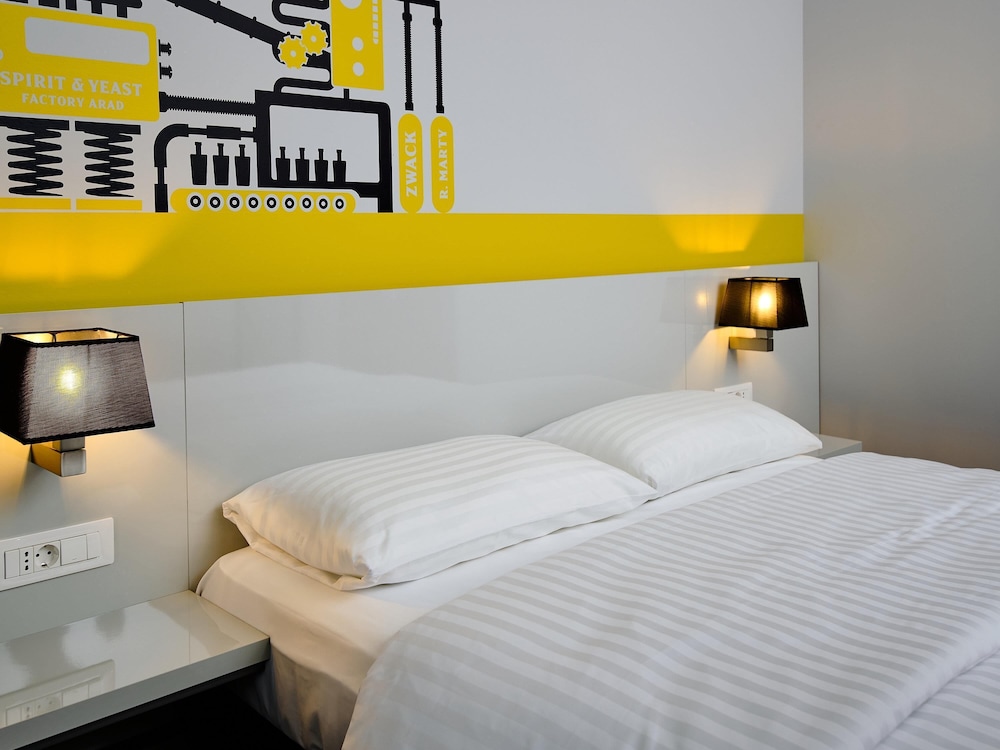 Habitación familiar con 1 cama doble y un sofá cama convertible del hotel Ibis Styles Arad. Foto 3