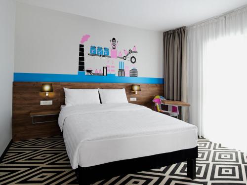 Amplio apartamento con salón y dormitorio con 1 cama doble y 1 sofá del hotel Ibis Styles Arad