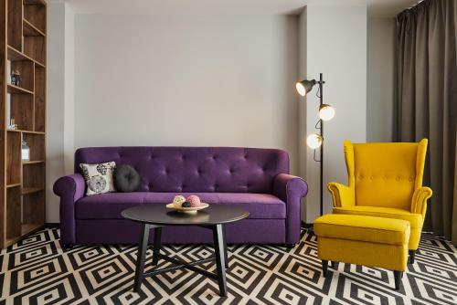 Amplio apartamento con salón y dormitorio con 1 cama doble y 1 sofá del hotel Ibis Styles Arad. Foto 1