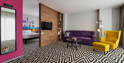Amplio apartamento con salón y dormitorio con 1 cama doble y 1 sofá del hotel Ibis Styles Arad. Foto 2