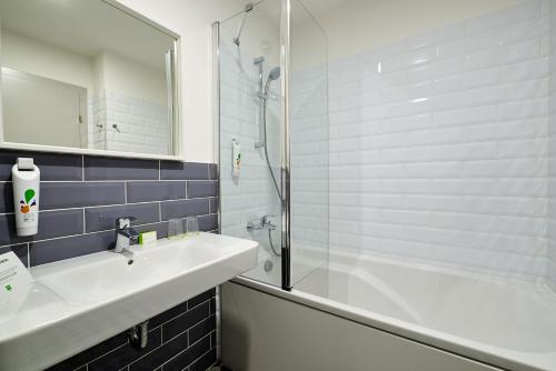 Amplio apartamento con salón y dormitorio con 1 cama doble y 1 sofá del hotel Ibis Styles Arad. Foto 4