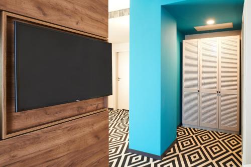 Amplio apartamento con salón y dormitorio con 1 cama doble y 1 sofá del hotel Ibis Styles Arad. Foto 5