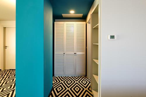 Amplio apartamento con salón y dormitorio con 1 cama doble y 1 sofá del hotel Ibis Styles Arad. Foto 6