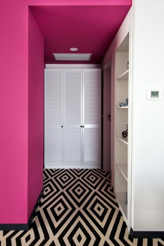 Amplio apartamento con salón y dormitorio con 1 cama doble y 1 sofá del hotel Ibis Styles Arad. Foto 7
