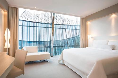Habitación Clásica Elbphilharmonie con vistas al atrio - Cama extragrande del hotel The Westin Hamburg