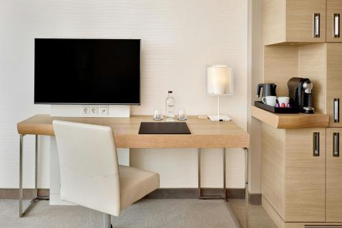 Habitación Clásica Elbphilharmonie con vistas al atrio - Cama extragrande del hotel The Westin Hamburg. Foto 1