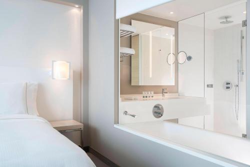 Habitación Clásica Elbphilharmonie con vistas al atrio - Cama extragrande del hotel The Westin Hamburg. Foto 4