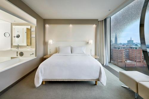 Habitación Deluxe con vistas a la ciudad y vistas parciales al puerto - Cama extragrande del hotel The Westin Hamburg