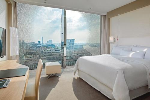 Habitación Deluxe con vistas a la ciudad y vistas parciales al puerto - Cama extragrande del hotel The Westin Hamburg. Foto 1