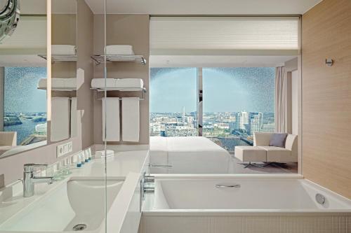 Habitación Deluxe con vistas a la ciudad y vistas parciales al puerto - Cama extragrande del hotel The Westin Hamburg. Foto 6