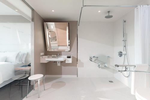 Habitación Deluxe con vistas a la ciudad y vistas parciales al puerto - Cama extragrande del hotel The Westin Hamburg. Foto 7