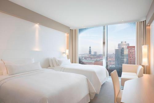 Habitación Deluxe con vistas a la ciudad y vistas parciales al puerto - 2 camas grandes del hotel The Westin Hamburg