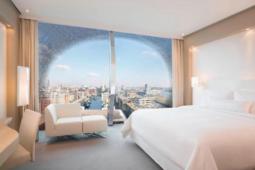 Habitación Premium City con vistas al agua / Hafencity y al perfil urbano - Cama extragrande del hotel The Westin Hamburg