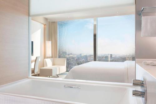 Habitación Premium City con vistas al agua / Hafencity y al perfil urbano - Cama extragrande del hotel The Westin Hamburg. Foto 5