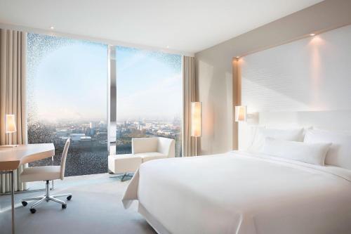 Habitación Premium Waterfront con vistas al puerto / río Elba - Cama extragrande del hotel The Westin Hamburg