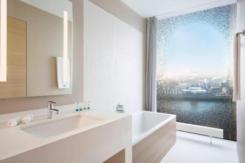 Habitación Premium Waterfront con vistas al puerto / río Elba - Cama extragrande del hotel The Westin Hamburg. Foto 4