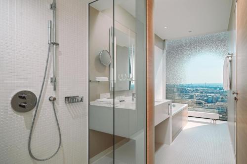 Habitación Premium Waterfront con vistas al puerto / río Elba - Cama extragrande del hotel The Westin Hamburg. Foto 5
