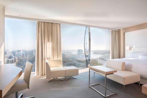 Estudio Elbphilharmonie con vistas a la ciudad / río Elba - Cama extragrande del hotel The Westin Hamburg