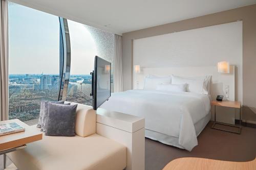 Estudio Elbphilharmonie con vistas a la ciudad / río Elba - Cama extragrande del hotel The Westin Hamburg. Foto 1