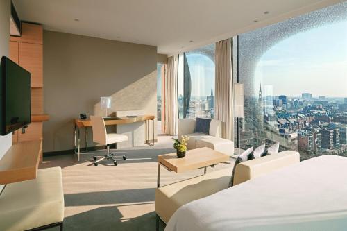 Estudio Elbphilharmonie con vistas a la ciudad / río Elba - Cama extragrande del hotel The Westin Hamburg. Foto 2