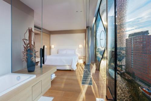 Suite Elbphilharmonie con vistas a la ciudad / río Elba - Cama extragrande del hotel The Westin Hamburg