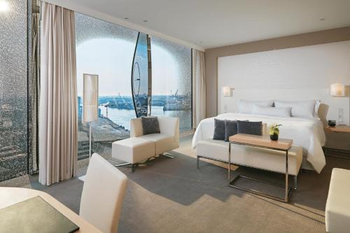 Suite Elbphilharmonie con vistas a la ciudad / río Elba - Cama extragrande del hotel The Westin Hamburg. Foto 1