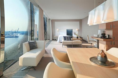 Suite Elbphilharmonie con vistas a la ciudad / río Elba - Cama extragrande del hotel The Westin Hamburg. Foto 2