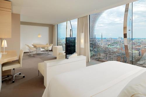 Suite Elbphilharmonie con vistas a la ciudad / río Elba - Cama extragrande del hotel The Westin Hamburg. Foto 3
