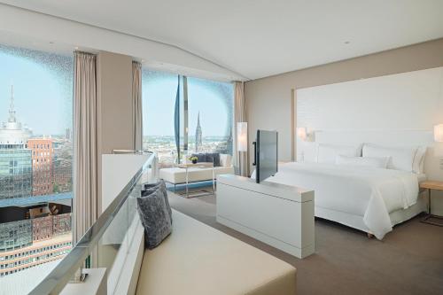 Suite Dúplex de 2 niveles con vistas a la ciudad / río Elba - Cama extragrande del hotel The Westin Hamburg