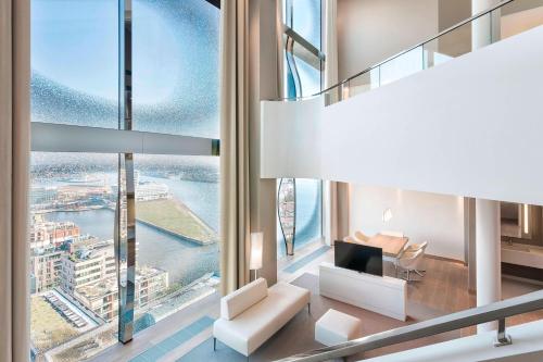 Suite Dúplex de 2 niveles con vistas a la ciudad / río Elba - Cama extragrande del hotel The Westin Hamburg. Foto 2