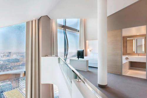 Suite Dúplex de 2 niveles con vistas a la ciudad / río Elba - Cama extragrande del hotel The Westin Hamburg. Foto 3
