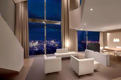 Suite Dúplex de 2 niveles con vistas a la ciudad / río Elba - Cama extragrande del hotel The Westin Hamburg. Foto 4