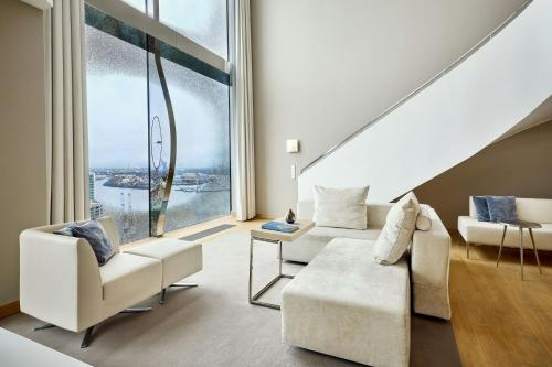 Suite Dúplex de 2 niveles con vistas a la ciudad / río Elba - Cama extragrande del hotel The Westin Hamburg. Foto 5