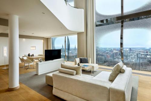 Suite Dúplex de 2 niveles con vistas a la ciudad / río Elba - Cama extragrande del hotel The Westin Hamburg. Foto 6