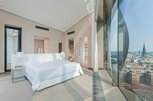 Suite Presidencial Owner con vistas a la ciudad / río Elba - Cama extragrande del hotel The Westin Hamburg