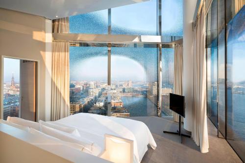 Suite Presidencial Owner con vistas a la ciudad / río Elba - Cama extragrande del hotel The Westin Hamburg. Foto 1
