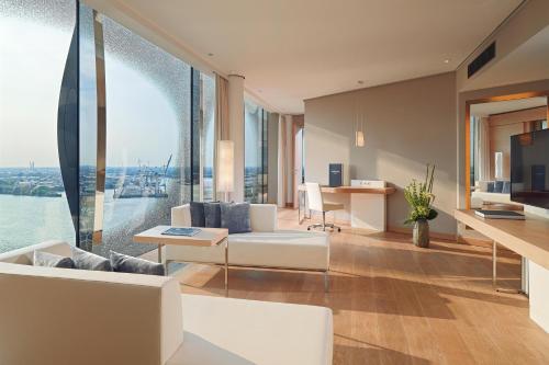 Suite Presidencial Owner con vistas a la ciudad / río Elba - Cama extragrande del hotel The Westin Hamburg. Foto 2